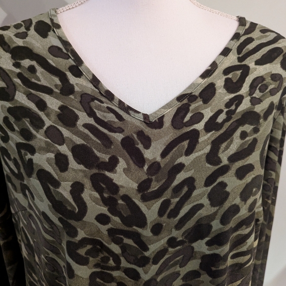 Belle by Kim Gravel Animal Print Knit Top Women's Medium Green V neck Stretch - Picture 2 of 10